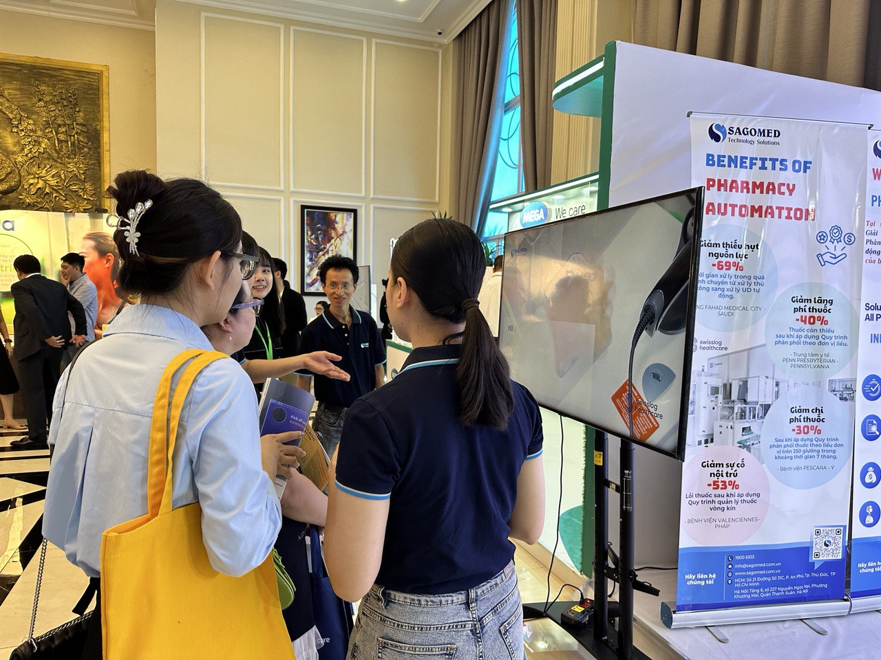 Nhiều chuyên gia và đại biểu tham dự hội nghị quan tâm đến gian hàng của Sagomed và giải pháp tự động hóa nhà thuốc